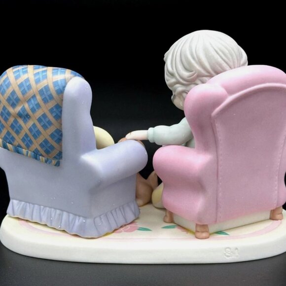 Precious Moments Grandma with Pets Heartfelt Memory Collectible 💖🐾 W/ COA - Picture 2 of 3